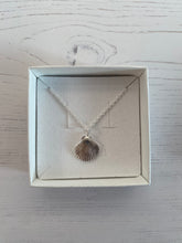 Load image into Gallery viewer, Scallop Pendant Necklace
