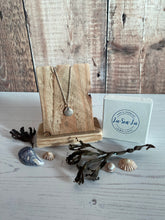 Load image into Gallery viewer, Scallop Pendant Necklace
